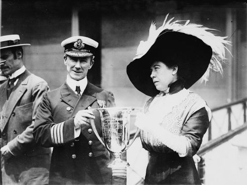 29 May 1912.Margaret &ldquo;Molly&rdquo; Brown presenting Captain Arthur Rostron of the RMS Carpathi