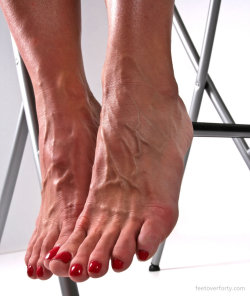 redherring53:  Rose’s Legendary veiny feet.