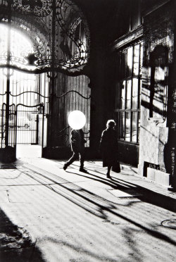 luzfosca:  Bruno Bourel Man With Balloon, 1991 Thanks to wonderfulambiguity 