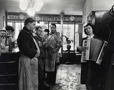 inzoom:  :: Robert Doisneau, French photographer “I would never have dared to photograph people like that. Lovers kissing in the street, those couples are rarely legitimate.” Robert Doisneau   Robert Doisneau is an amazing photographer. x 