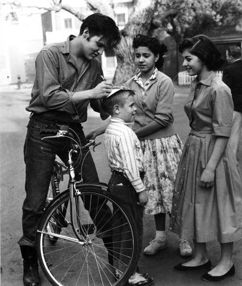 theconstantbuzz:  Elvis Presley