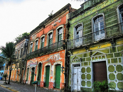 The ravages of time, colonial buildings in Paranaguá, Brazil (by peggyhr).