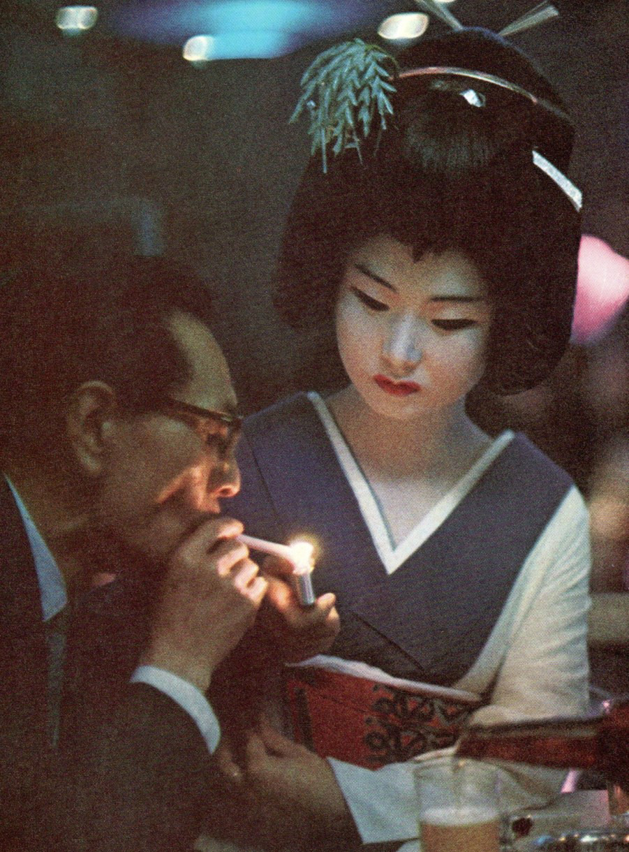robertacb:  m-o-r-p-h-e-u-s—c-h-i-l-d:  math-letics:  Geisha presents a light to