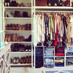 d-u-c-k-i-e:  ugh i want a closet like that.. and that many clothes.. 