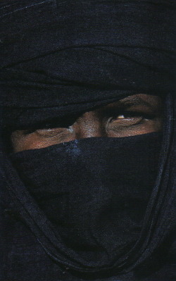 endilletante:“Maghreb, Artisans de la terre”, texte de Jamal Bellakhdar, photographies de Cécile Tréal et Jean-Michel Ruiz. Hazan, 2002.