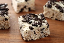  Oreo Rice Krispie Treats &frac14; cup salted butter1 (10.5) oz bag mini marshmallows (note: if you have an extra bag, you can add an additional cup of marshmallows, if desired. I recommend it.)6 cups Rice Krispies cereal10 oreos, chopped into bits (about