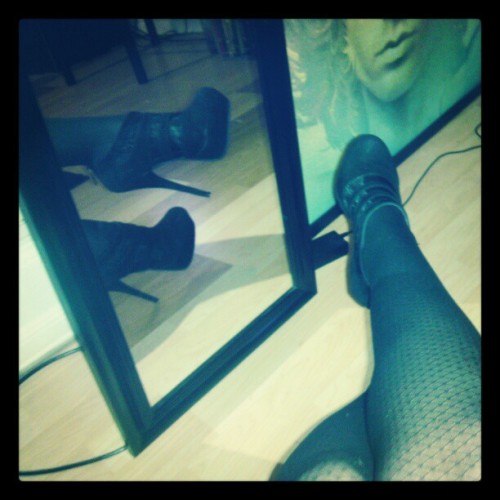 sunshinewithhealthysprinkles:  eviexdead:  In love (Taken with instagram)  I WANT THESE SHOES!