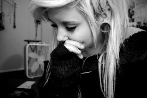 confused-feelings-of-agirl:  Não chore pequena, não chore, erga sua cabeça e siga em frente algo melhor a de acontecer, isso é só mais um obstaculo, que você vai conseguir passar. Your Love Is A Lie. 