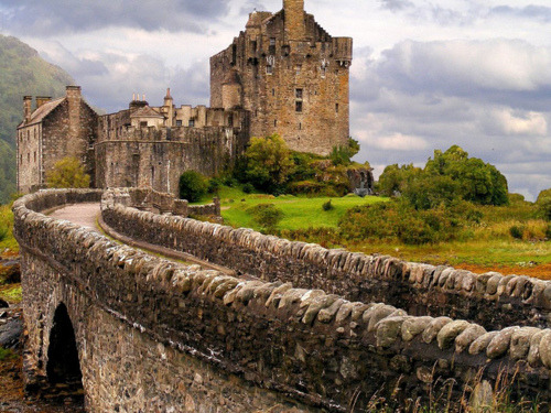 bluepueblo:  Eilean Donan Castle, Scotland photo via ancient 