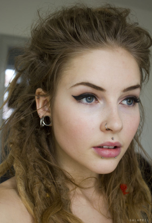 nikharacaoimhe:  her face 