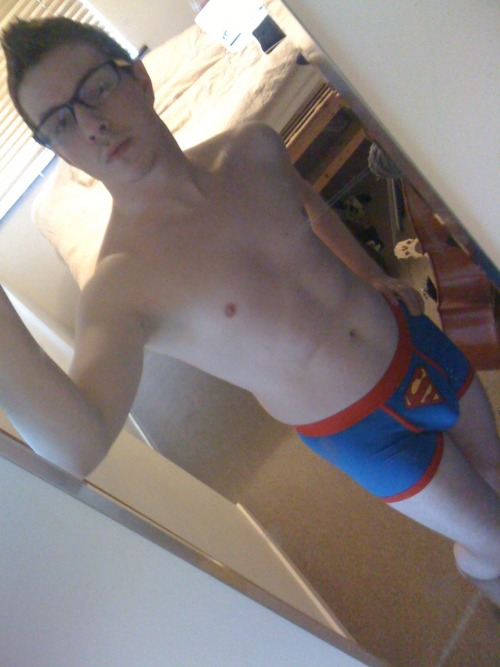 queergeek:  gaygeek: Erm… cocktailsboy in Superman pants…  Gorgeous! Nice pack btw