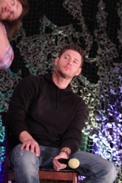 deanbean-and-samjam:  novakian:  #I can’t tell what’s better #jensen’s fucking ‘done’ face #or jared in the corner  #jared in the corner most definitely 