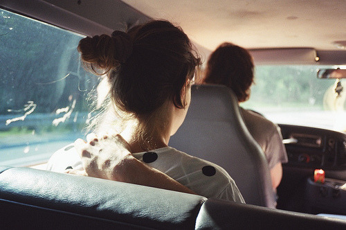 simplesmente-bipolar:  Eu nunca desisti de encontrar o menino dos meus sonhos, não quero uma pessoa perfeita, pois elas não existem, mais sim quero alguém que nunca brinque com meus sentimentos, e me ame pelo o que eu sou, até mesmo ame meus defeitos.