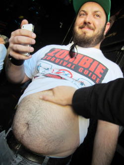 bearpounder:  Everyone loves some Giano belly.  quiero una playera asi