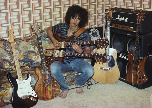 stoptheweakness:Slash’s BC Rich heavy guitar collection in teen years