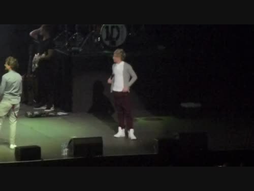  Niall Horan Irish dancing in the Melbourne Concert and injuring his ding-a-ling 16/4/12 