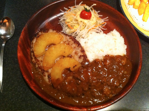 This is the Pineapple Curry Steak at Bikuri Donkey in Amerika-mura, Osaka. Since the restaurant serv