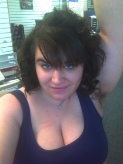 dontneedtoshavetobebeautiful:  fuzzy pits @ work.  You are an amazing girl!