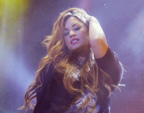 ohmydevonnelovato:  superhuman 