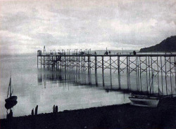 gonzaloohidalgo:  1916 muelle de Puerto Montt by santiagonostalgico on Flickr.A través de Flickr: se trata de un album de fotografias confeccionado por HUME &amp; WALKER Editores, calle Ahumada 357, casilla 286 Santiago. sólo una fotografia indica su