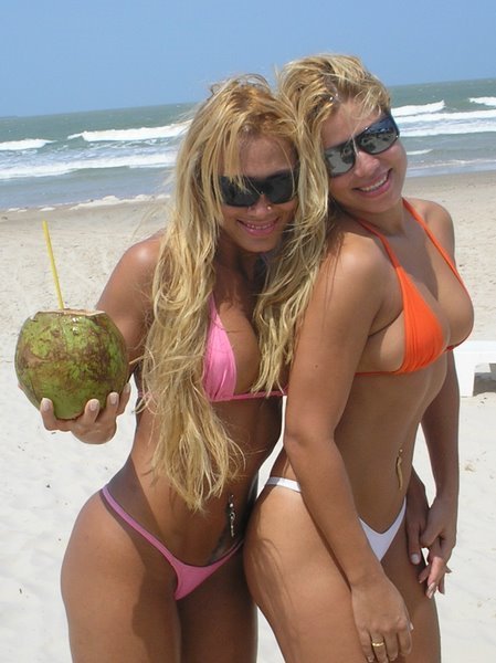 gatasdepraia:  amigas loiras 