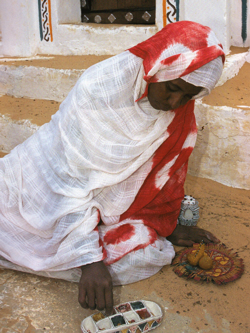 elsastolz: peoples of the sahara Females in their colourful robes.