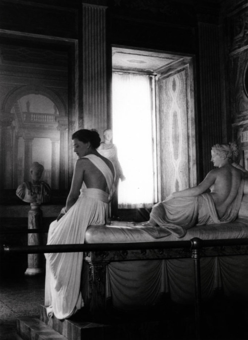 carmidoll:  Canova’s sculpture of Pauline Bonaparte Borghese come to life, wearing a white fox cape by Balzani, Galleria Borghese, 1947