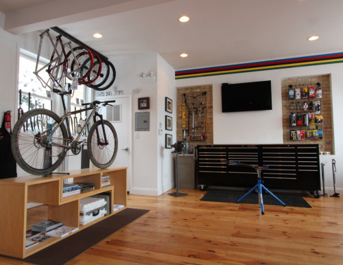 paulclarke42: bikemech: velosmith:  Velosmith Bicycle Studio  that is one impressive space! Someday 