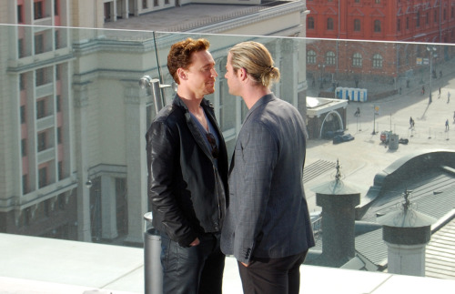 shadowolf19:mrs-thor-tilla:Chris Hemsworth and Tom Hiddleston.You’ll be the death of me.Srly tho.