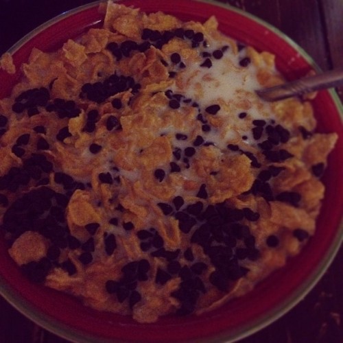 Breakfast lunch frosted flakes with Nestlé chocolate chips #cereal #chocolatechip #frosted #f