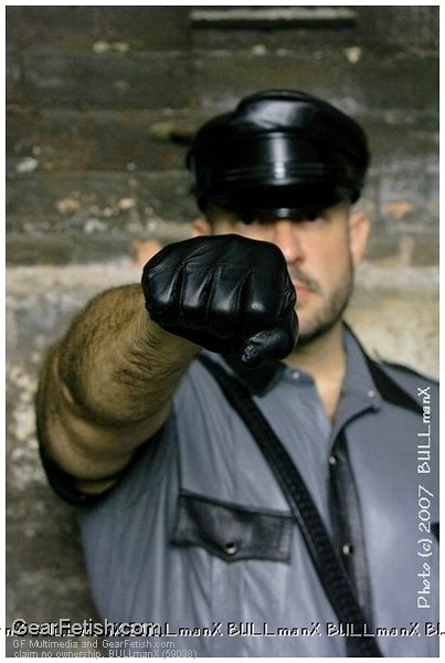 justin2leather:  ffhusbear:  Yes please!  I can just about taste that fit in my mouth…