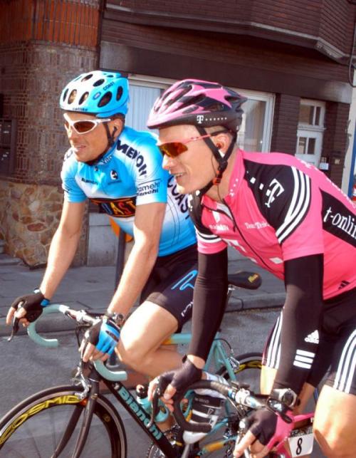 fuckyeahcycling:Jan Ullrich chats alongside Alexander Vinokourov Photo: © Sirotti (via Jan Ullrich C