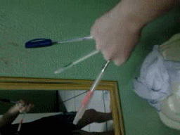 Nível de idiotice: colocar três lápis entre os dedos e fingi que era o Wolverine