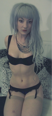 gratuitous picture of myself tonight on cam, hi.