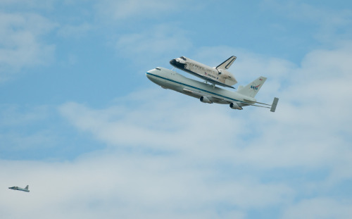 fuckyeahspaceshuttle: Space shuttle Discovery, mounted atop a NASA 747 Shuttle Carrier Aircraft (SCA