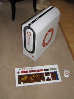 gaminglulz:  Portal PC case mod  画 