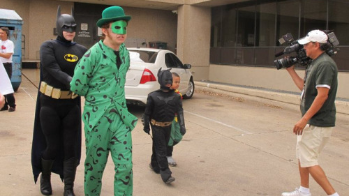 lizlizbangbang:
“ The Arlington (TX) Police and Fire Departments and the Texas-based nonprofit a Wish with Wings joined forces to realize the dream of a young cancer patient who wanted nothing more than to become Batman for a day.
Officers and...