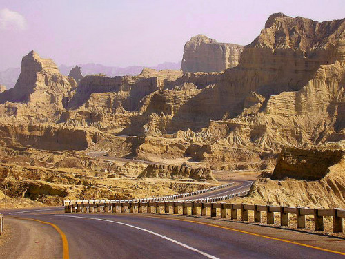 Makran Costal Highway, Balochistan, Pakistan (by meansmuchtome).