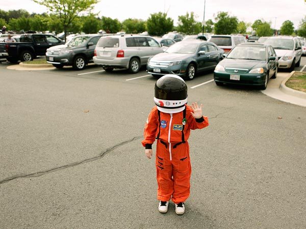 imwithkanye:
“ FOUND: The most adorable picture taken during the Shuttle Discovery’s final flight to Washington D.C.
(Photograph by Chip Somodevilla, Getty Images)
”