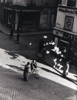 luzfosca:  Robert Doisneau Lancer de tracts rue Henri Monnier Paris, 1944 Thanks to wonderfulambiguity 