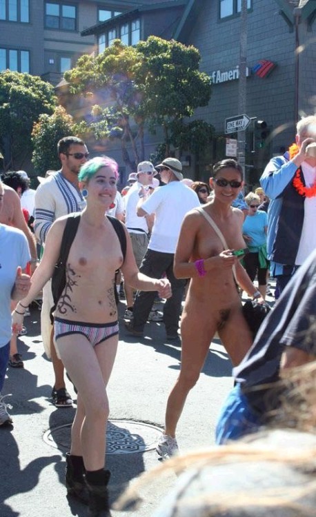flashingfemales:  Bay to Breakers 2011.  Man I love this girls For more pix, click HERE 
