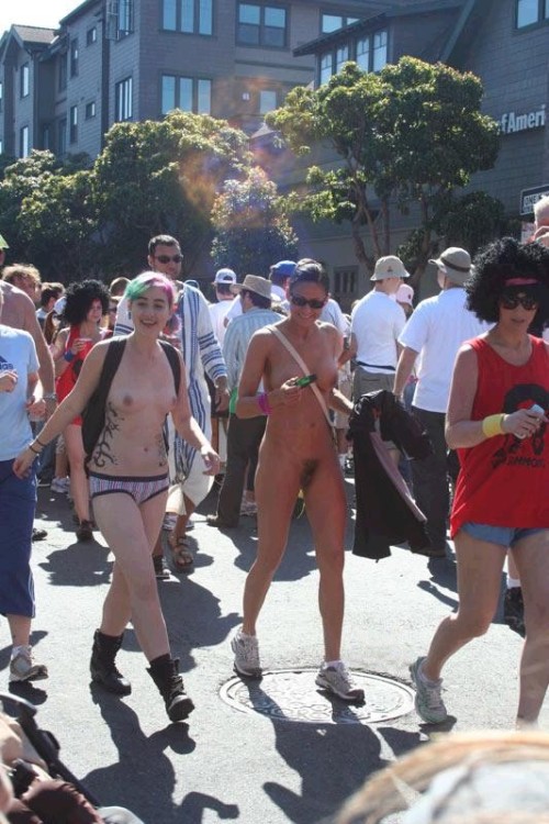 flashingfemales:  Bay to Breakers 2011.  Man I love this girls For more pix, click HERE 