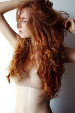 redheadcontrol:  Síguenos en Facebook! Carly