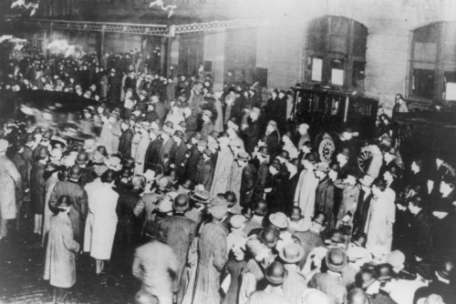 18th April 1912. People wait for the arrival of Carpathia at New York City.