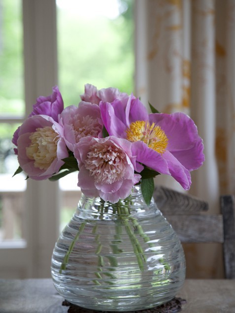 Flirty and Feminine Flower Arrangements
Pink flowers and a curvy vase are the perfect pairing. Click here for more flower arrangements.