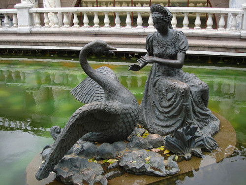 Statue in the Alexandrovsky Gardens, Moscow, Russia (by dre_ah).