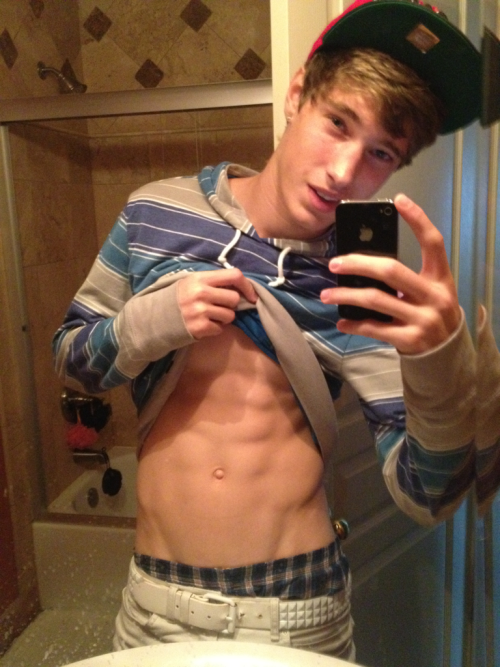 dailyunderwear:gr0ps: Sagging Boys Wednesdays! www.freeundies.com