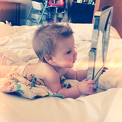 im-torn-carrots:  1dlovescats:  A quiff and a mirror? The works of Zayn’s babysitting for sure.  UGH CUTEST BABY EVER. 