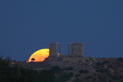 expose-the-light:  Moonrise and the temple