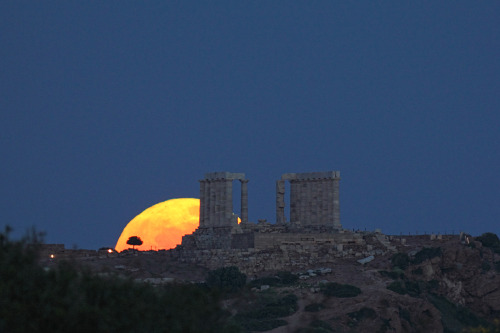expose-the-light: Moonrise and the temple of Poseidon at Sounio, Greece